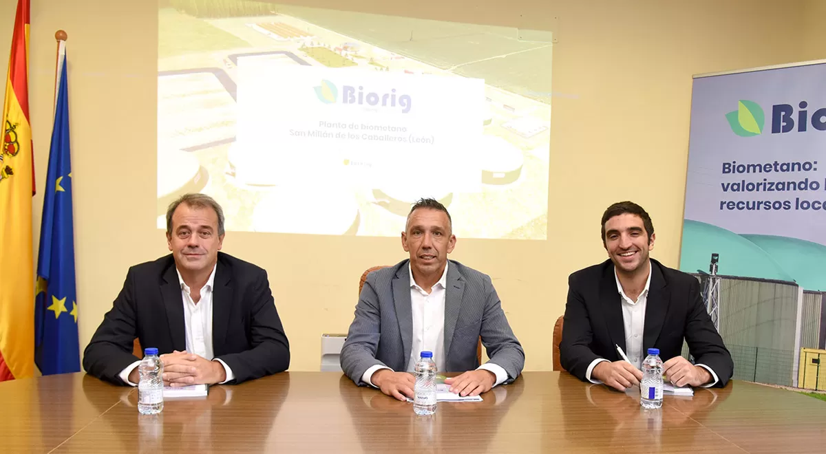 De izquierda a derecha: Manuel Alonso, Director de Biorig; José Alberto García Rodríguez; Alcalde del municipio de San Millán de los Caballeros y Carlos Aguilar, Jefe de Proyecto de Biorig