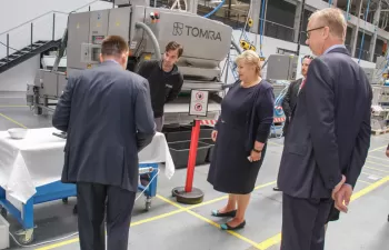 La primera ministra noruega elogia la moderna planta de fabricación de TOMRA Sorting Solutions en Eslovaquia