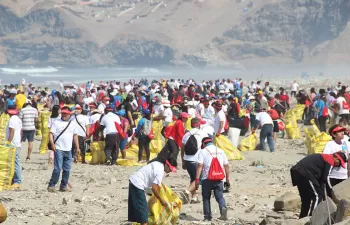 ACCIONA reúne a 900 voluntarios para limpiar la playa Cavero de Pachacútec en Perú