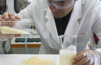 Producido el primer bioplástico a partir del suero lácteo excedente de la industria quesera