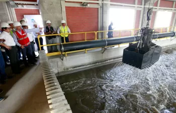 Edmer Trujillo visita la PTAR de La Chira operada por ACCIONA Agua