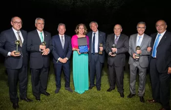 FER concede a Gumersindo Feijoo de la Universidad de Santiago de Compostela el premio 'Madre Tierra'